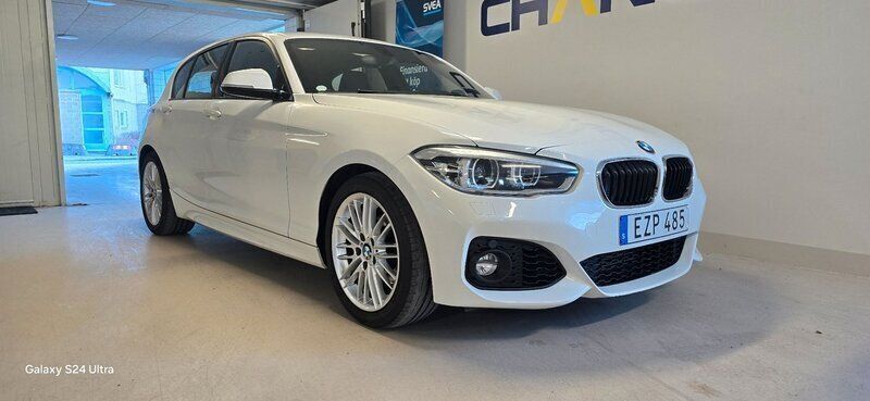 Vit Begagnad 2019 BMW 118 M Sport Halvkombi | 199 900 kr (Marknadspris) - Bild 1/4