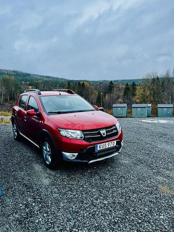 Röd Begagnad 2015 Dacia Sandero Stepway Halvkombi | 17 000 kr - Bild 1/4