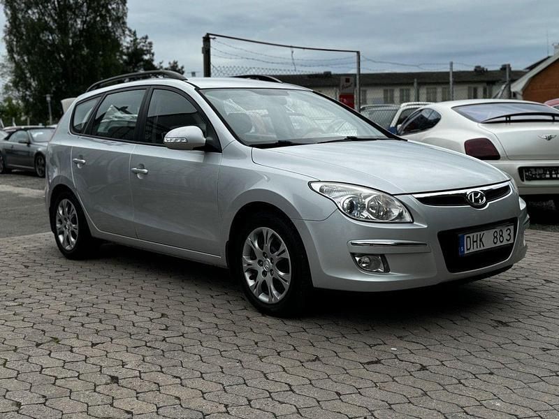 Silver Begagnad 2009 Hyundai i30 Kombi | 37 900 kr (Marknadspris) - Bild 1/4