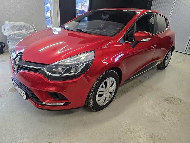 Begagnad Renault Clio IV Zen 90 HK (66 kW) 2018 Röd Halvkombi