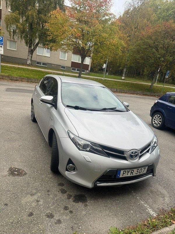 Silver Begagnad 2015 Toyota Auris Hybrid Edition Halvkombi | 135 000 kr (Bra pris) - Bild 1/3