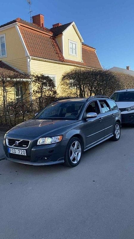 Grå Begagnad 2008 Volvo V50 R-Design Kombi | 56 900 kr (Marknadspris) - Bild 1/4