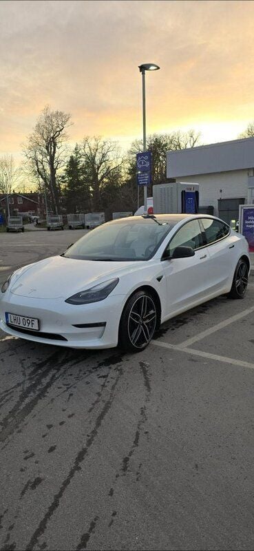 Vit Begagnad 2022 Tesla Model 3 Performance Sedan | 340 000 kr (Bra pris) - Bild 1/4