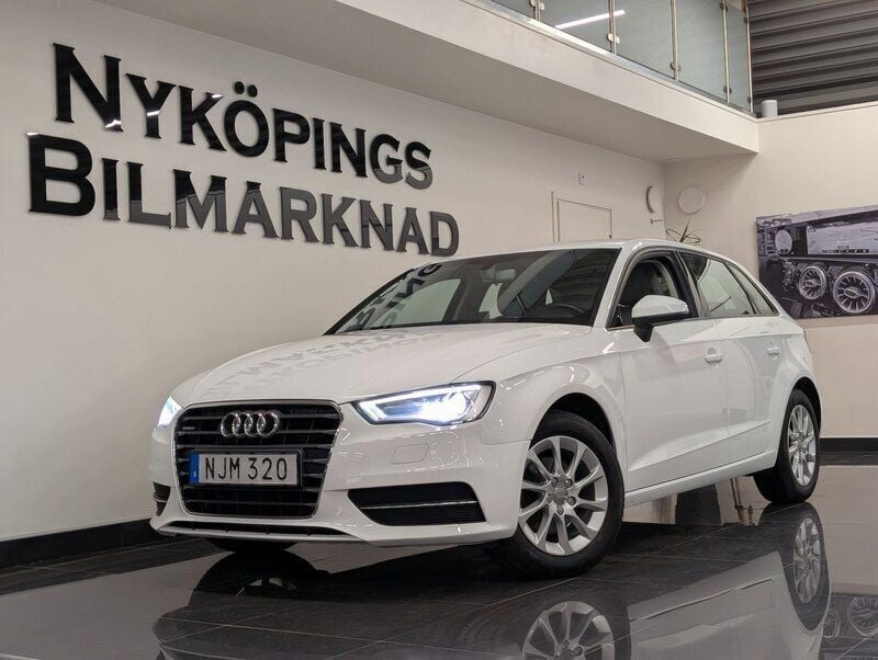 Vit Begagnad 2016 Audi A3 Sportback Attraction Halvkombi | 159 900 kr (Marknadspris) - Bild 1/4