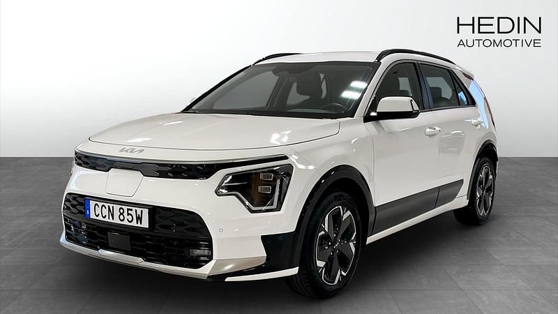 Vit Begagnad 2022 Kia e-Niro SUV | 309 900 kr (Marknadspris) - Bild 1/4