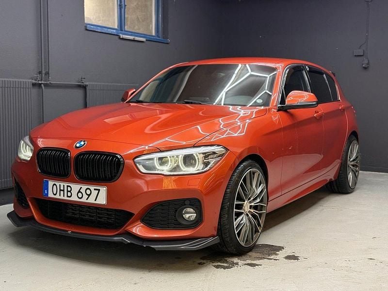 Orange Begagnad 2017 BMW 120 M Sport Halvkombi | 169 900 kr (Marknadspris) - Bild 1/4