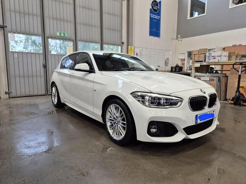 Vit Begagnad 2019 BMW 118 M Sport Halvkombi | 209 000 kr (Marknadspris) - Bild 1/4