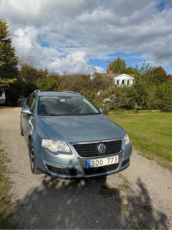 Grå Begagnad 2010 VW Passat Sportline Kombi | 24 500 kr (Bra pris) - Bild 1/3