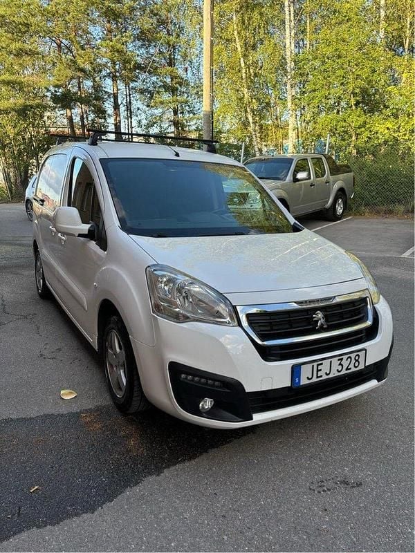 Vit Begagnad 2016 Peugeot Partner Minibuss | 55 000 kr (Marknadspris) - Bild 1/4