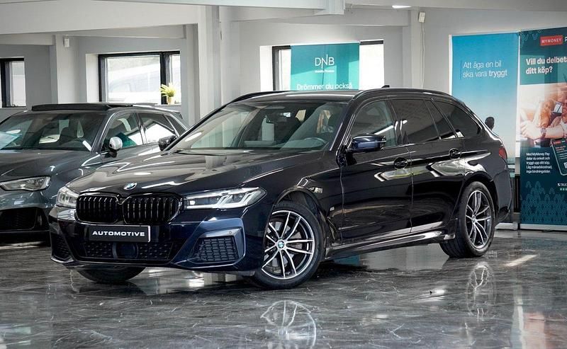 Svart Begagnad 2021 BMW 520 M Sport Kombi | 349 900 kr (Marknadspris) - Bild 1/4