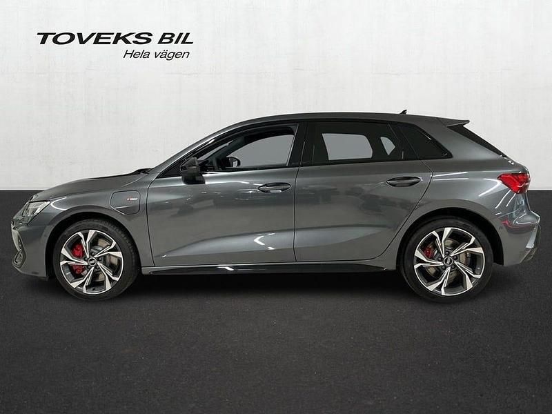 Ny Audi A3 S-Line 177 HK (130 kW) 2025 Daytonagrå pärleffekt Sedan