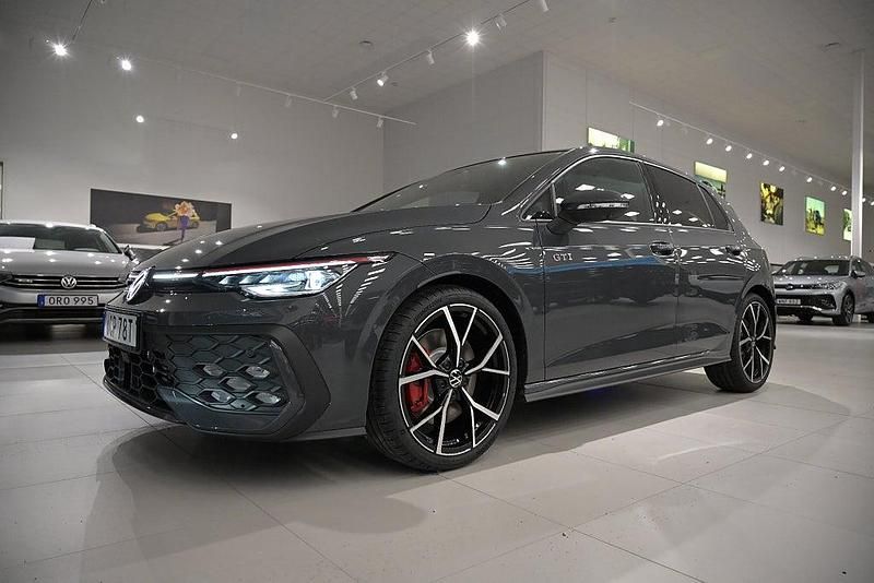 Grå Ny 2026 VW Golf VIII GTI Halvkombi | 445 100 kr - Bild 1/3