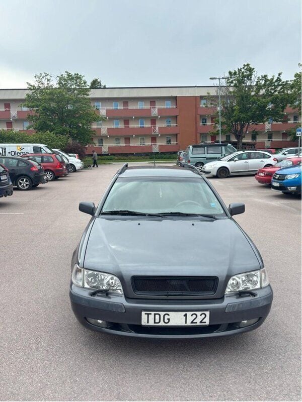 Grå Begagnad 2002 Volvo V40 Kombi | 6 000 kr (Superpris) - Bild 1/4