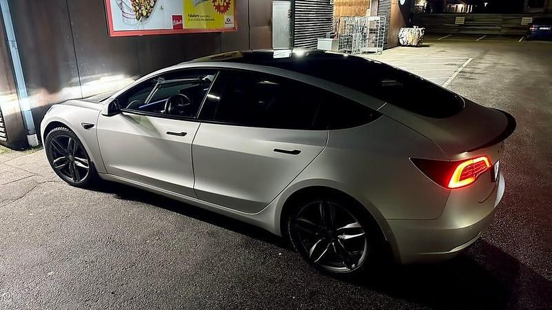 Begagnad Tesla Model 3 Performance 377 kW (513 HK) 2021 Vit metallic under folie Sedan