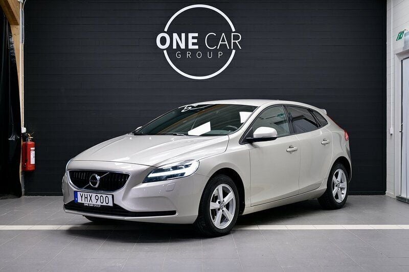 Ljusbrun (brun) Begagnad 2016 Volvo V40 Momentum Kombi | 179 800 kr (Marknadspris) - Bild 1/4