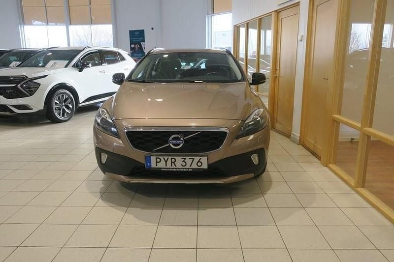 Begagnad Volvo V40 CC Momentum 190 HK (139 kW) 2016 Brun Kombi