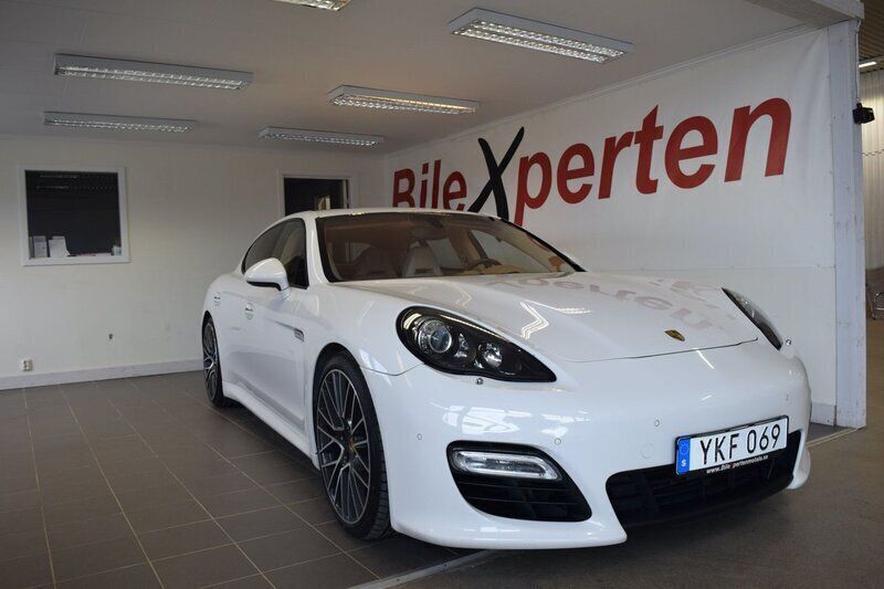 Vit Begagnad 2010 Porsche Panamera 4S Sedan | 234 900 kr (Marknadspris) - Bild 1/4