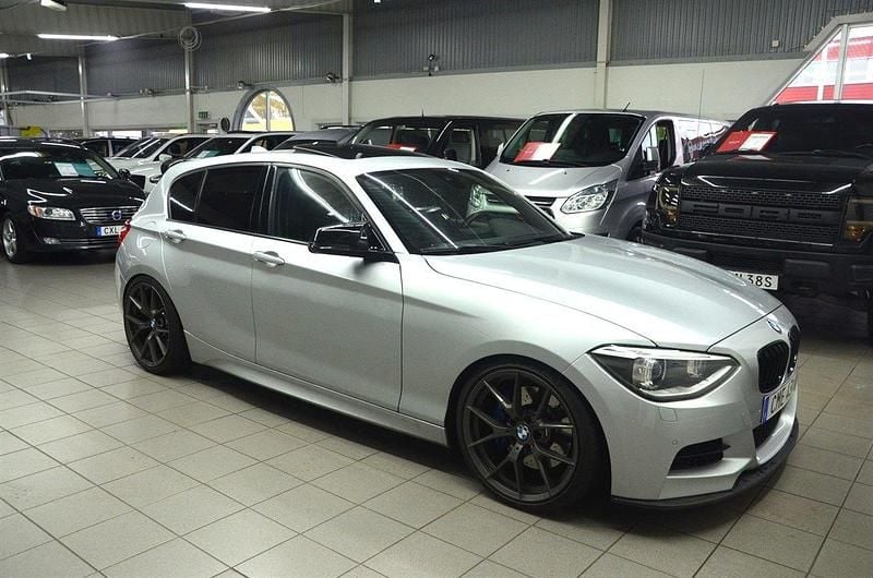 Silver Begagnad 2014 BMW M135 M Performance Halvkombi | 279 900 kr (Dyr) - Bild 1/4