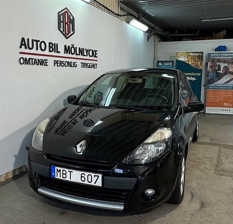 Svart Begagnad 2011 Renault Clio R.S. Halvkombi | 29 900 kr (Marknadspris) - Bild 1/4