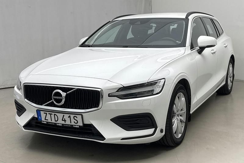 Vit Begagnad 2022 Volvo V60 Momentum Kombi | 270 000 kr (Marknadspris) - Bild 1/4