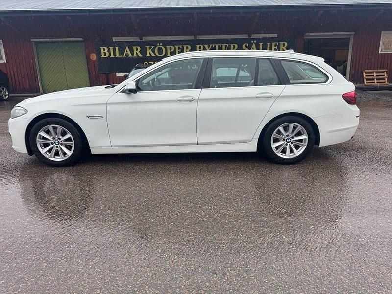 Vit Begagnad 2016 BMW 520 Kombi | 125 000 kr (Marknadspris) - Bild 1/4