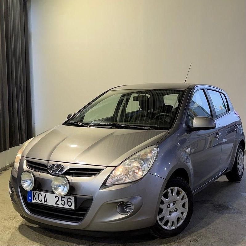 Begagnad Hyundai i20 Select 78 HK (57 kW) 2012 Grå Halvkombi