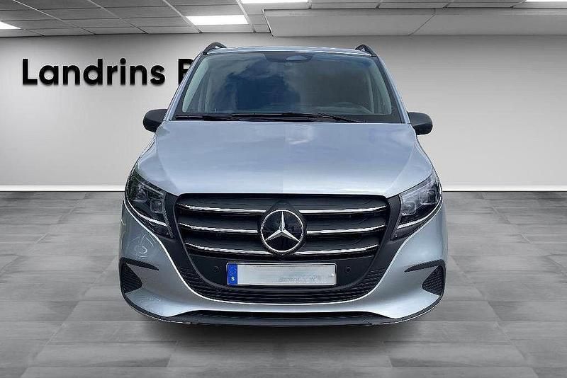 Silver Ny 2025 Mercedes Vito Minibuss | 668 749 kr (Lite dyr) - Bild 1/4