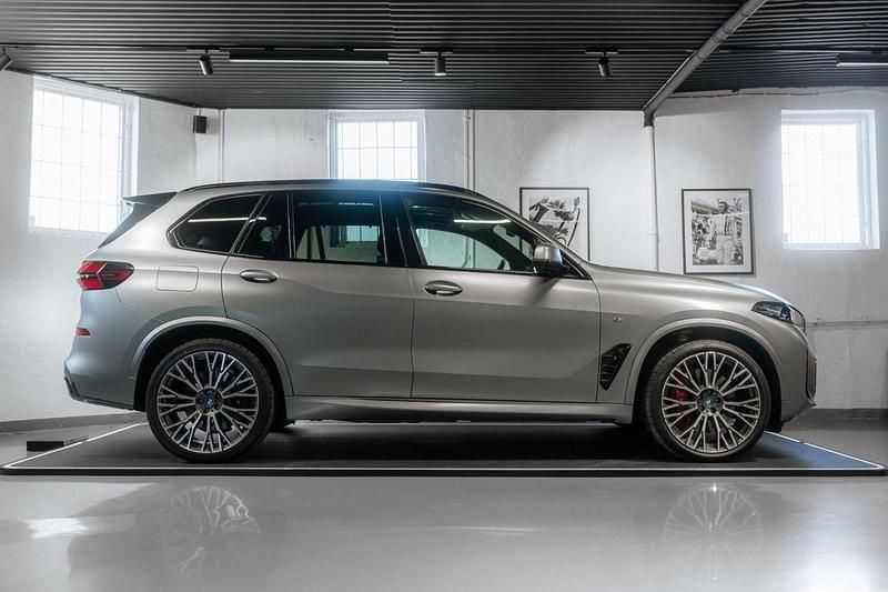 Grå Begagnad 2023 BMW X5 M Sport SUV | 895 000 kr (Lite dyr) - Bild 1/4