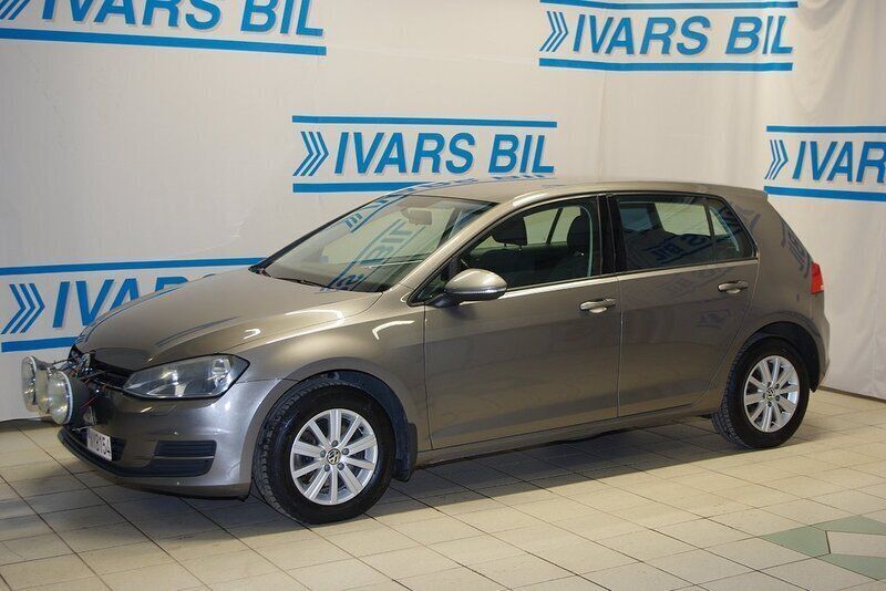 Grå (grå metallic) Begagnad 2013 VW Golf VII Halvkombi | 89 000 kr (Lite dyr) - Bild 1/4
