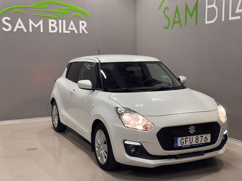 Vit Begagnad 2017 Suzuki Swift Halvkombi | 109 900 kr (Marknadspris) - Bild 1/4