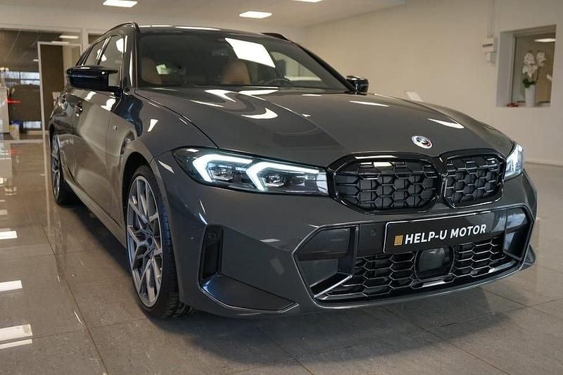 Grå Begagnad 2023 BMW M340 M Sport Sedan | 649 000 kr (Marknadspris) - Bild 1/4
