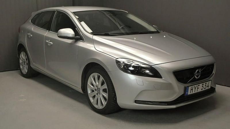 Begagnad Volvo V40 Momentum 150 HK (110 kW) 2016 Silver Kombi