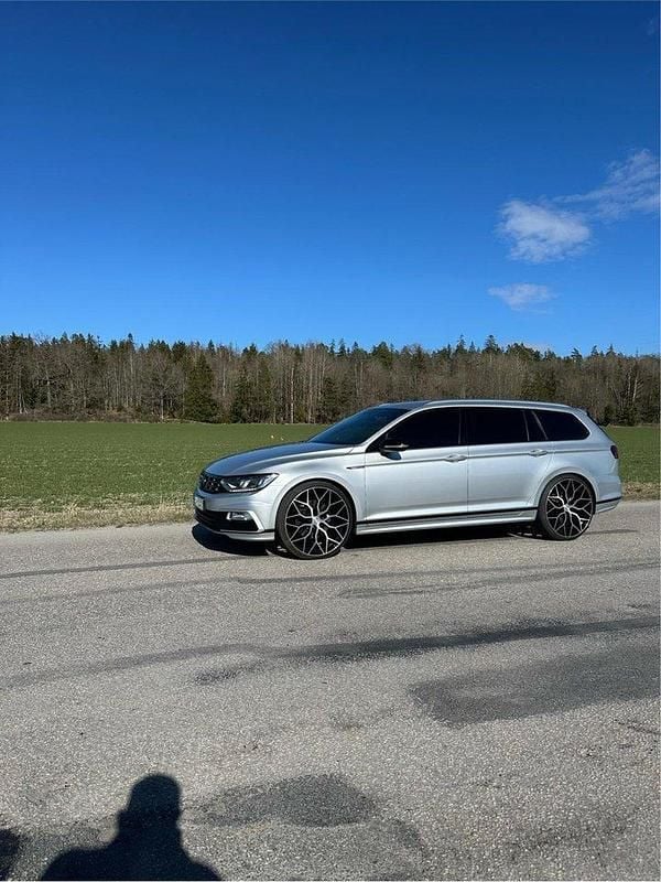 Silver Begagnad 2017 VW Passat R-line Kombi | 210 000 kr (Marknadspris) - Bild 1/4