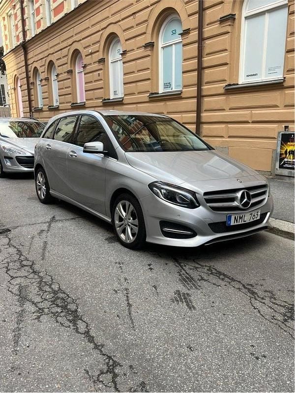Silver Begagnad 2016 Mercedes B180 Urban Minibuss | 150 000 kr (Marknadspris) - Bild 1/4