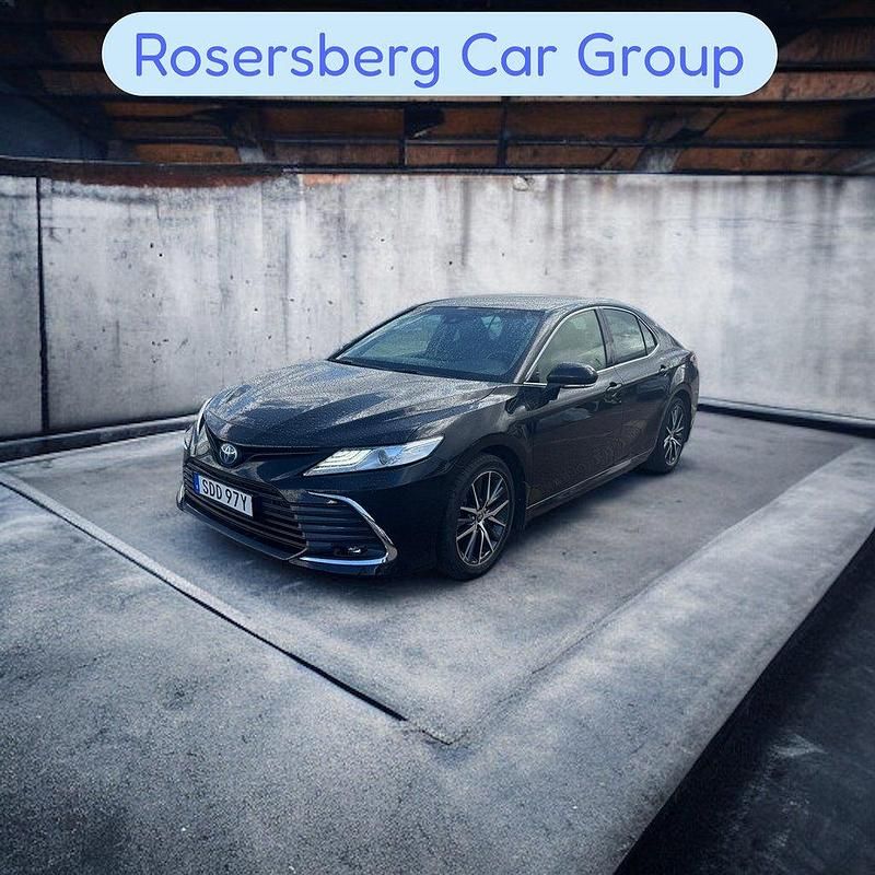 Svart Begagnad 2022 Toyota Camry Hybrid Executive Sedan | 289 875 kr (Marknadspris) - Bild 1/4