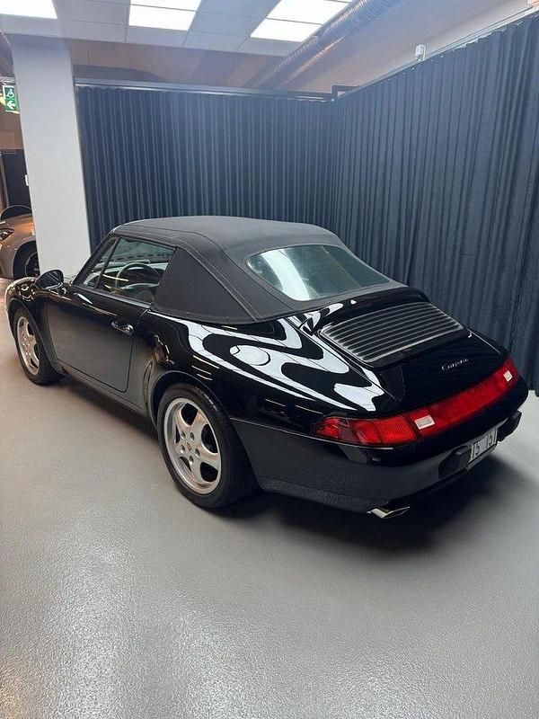 Begagnad Porsche 911 Carrera 286 HK (210 kW) 1998 Svart Cab