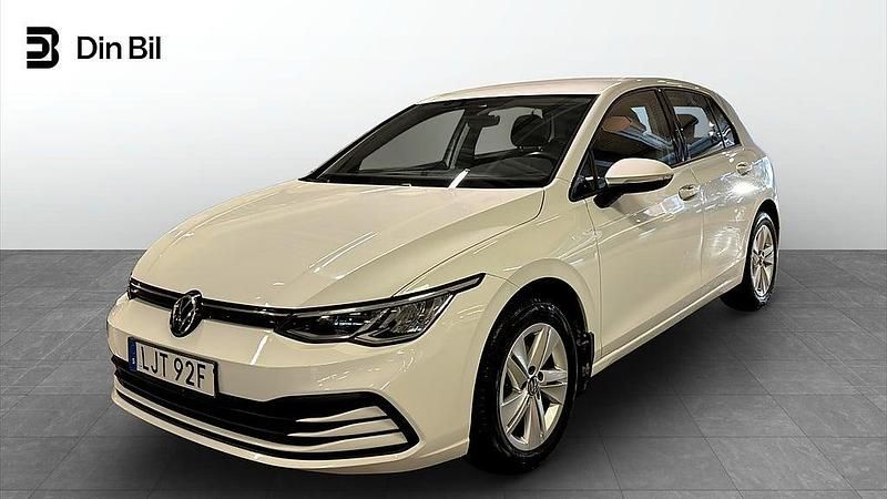Vit Begagnad 2021 VW Golf VIII Halvkombi | 249 900 kr (Marknadspris) - Bild 1/4