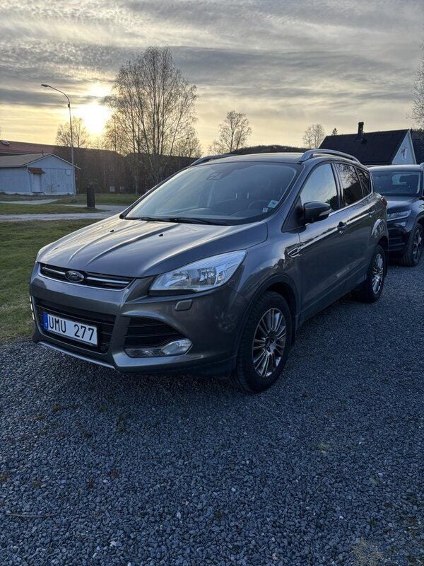 Grå Begagnad 2013 Ford Kuga Titanium SUV | 109 900 kr (Marknadspris) - Bild 1/2