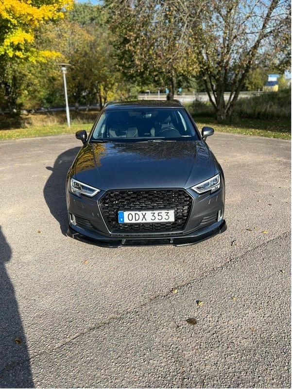 Grå Begagnad 2017 Audi A3 Sportback Halvkombi | 155 000 kr (Dyr) - Bild 1/4