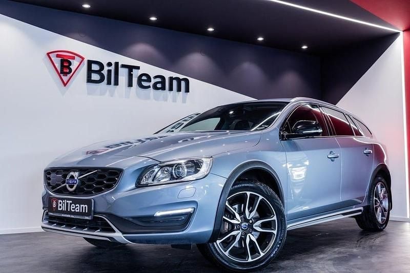 Begagnad Volvo V60 CC Momentum 150 HK (110 kW) 2017 Ljusblå Kombi