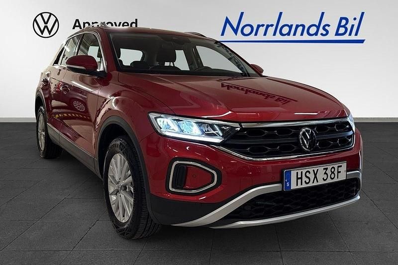 Mörkröd (kings red metallic) Begagnad 2023 VW T-Roc Life SUV | 289 000 kr (Marknadspris) - Bild 1/4