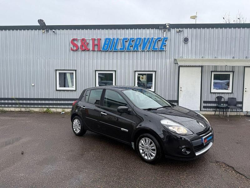 Svart Begagnad 2011 Renault Clio R.S. Halvkombi | 37 900 kr (Marknadspris) - Bild 1/4