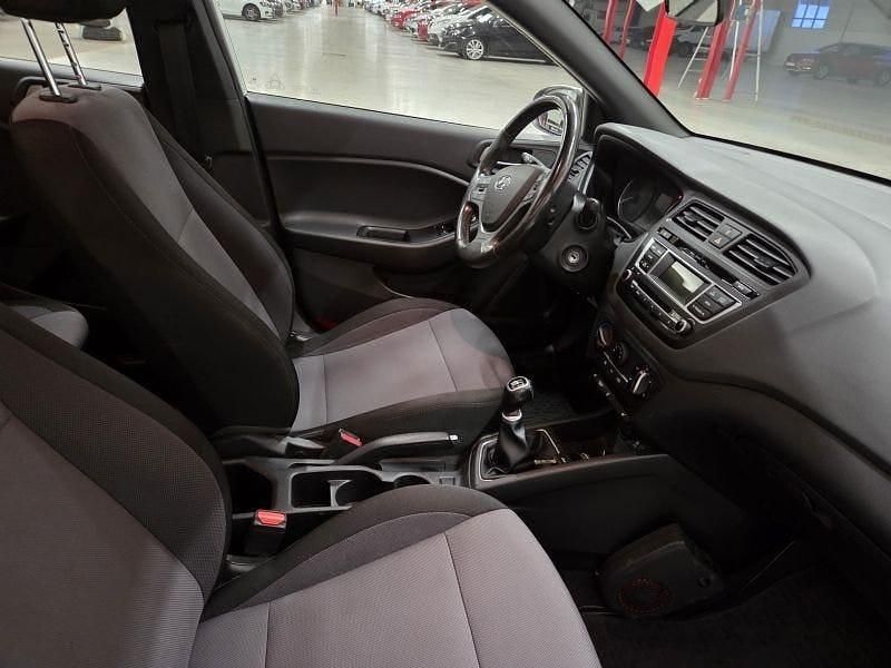 Begagnad Hyundai i20 Comfort 75 HK (55 kW) 2017 Vit Halvkombi