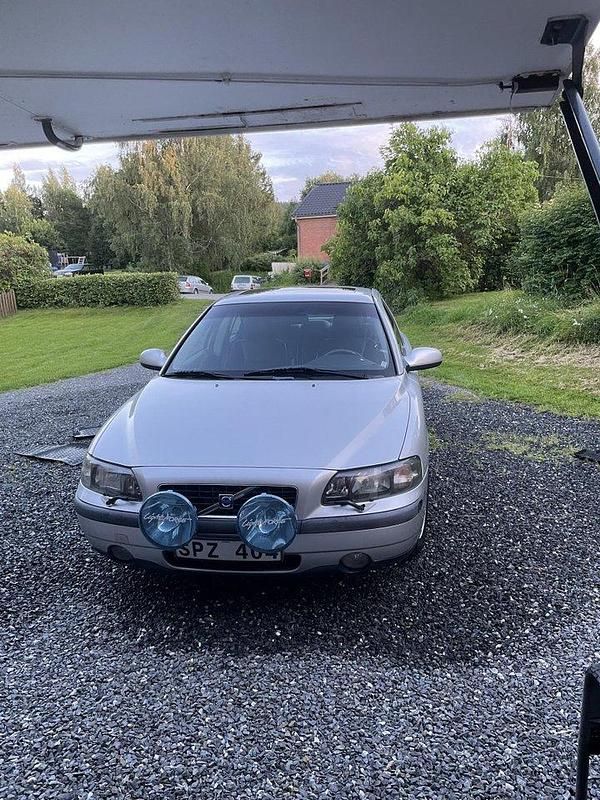 Grå Begagnad 2001 Volvo S60 Sedan | 29 900 kr (Marknadspris) - Bild 1/4