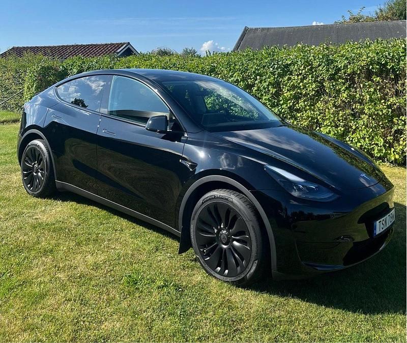 Svart Begagnad 2023 Tesla Model Y SUV | 439 000 kr (Dyr) - Bild 1/4