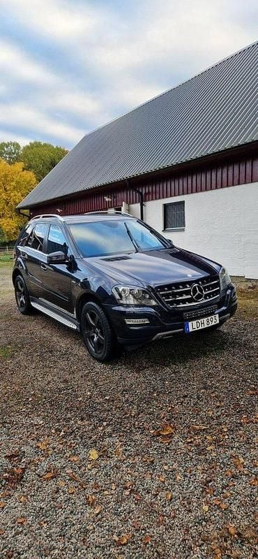 Svart Begagnad 2011 Mercedes ML350 Edition SUV | 126 000 kr (Bra pris) - Bild 1/4