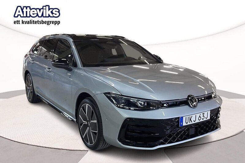 Silver Begagnad 2024 VW Passat R-line Kombi | 559 900 kr - Bild 1/4