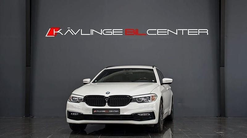Vit Begagnad 2018 BMW 520 Sport Line Kombi | 239 900 kr (Marknadspris) - Bild 1/4