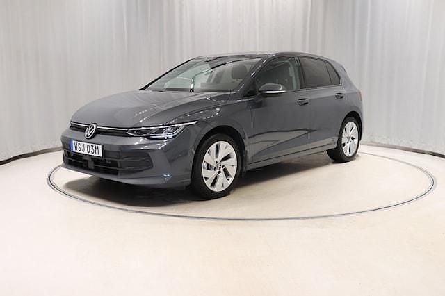 Mörkgrå (dolphin grey metallic) Begagnad 2024 VW Golf VIII Life Kombi | 298 900 kr (Marknadspris) - Bild 1/4