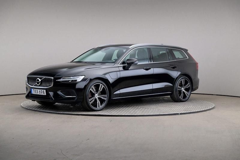 Svart (black stone (solid)) Begagnad 2022 Volvo V60 Inscription Kombi | 329 000 kr (Marknadspris) - Bild 1/4